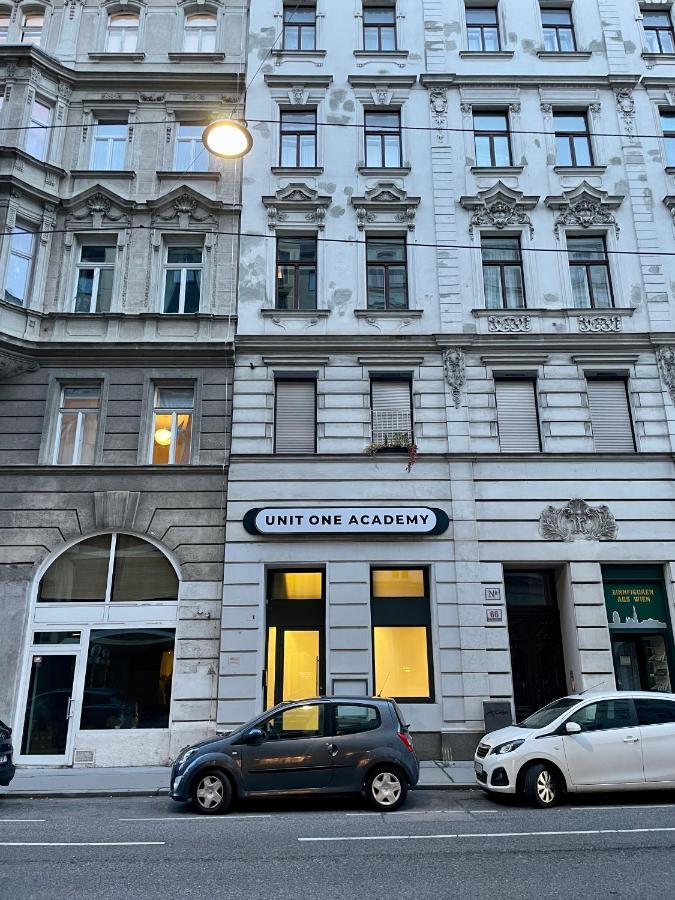 Zentral - Netflix - 2 Stoecke - Arbeitsplatz